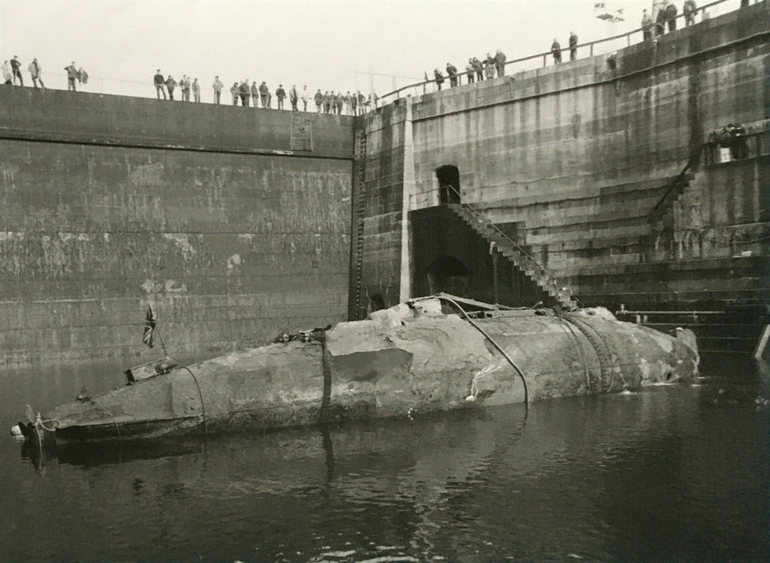 Holland HMS №1 в доке вскоре после подъема в ноябре 1982 года. Лодка затонула в 1913 году при буксир